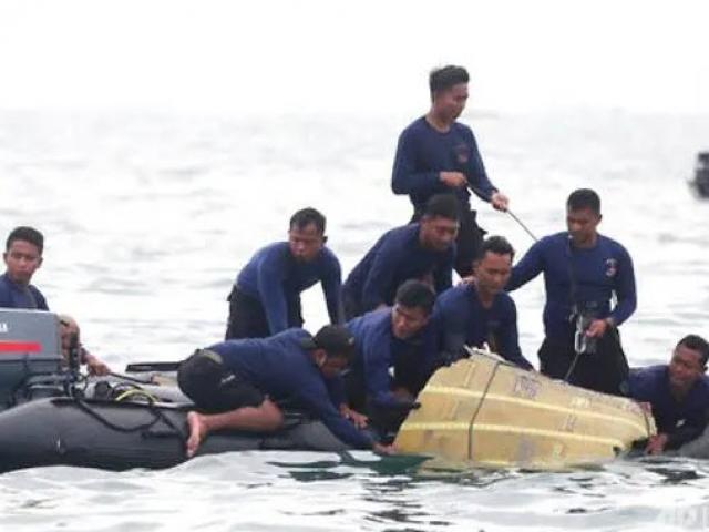 Vụ máy bay Indonesia chở 62 người rơi: Tiết lộ khoảnh khắc cuối cùng