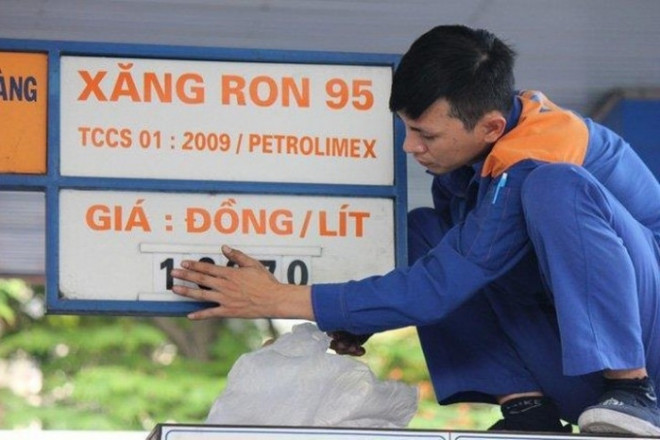 Từ 15h chiều nay, giá bán các mặt hàng xăng dầu tiêu dùng phổ biến trên như sau: Xăng E5 RON 92 không cao hơn 15.948 đồng/lít, xăng RON 95-III không cao hơn 16.930 đồng/lít