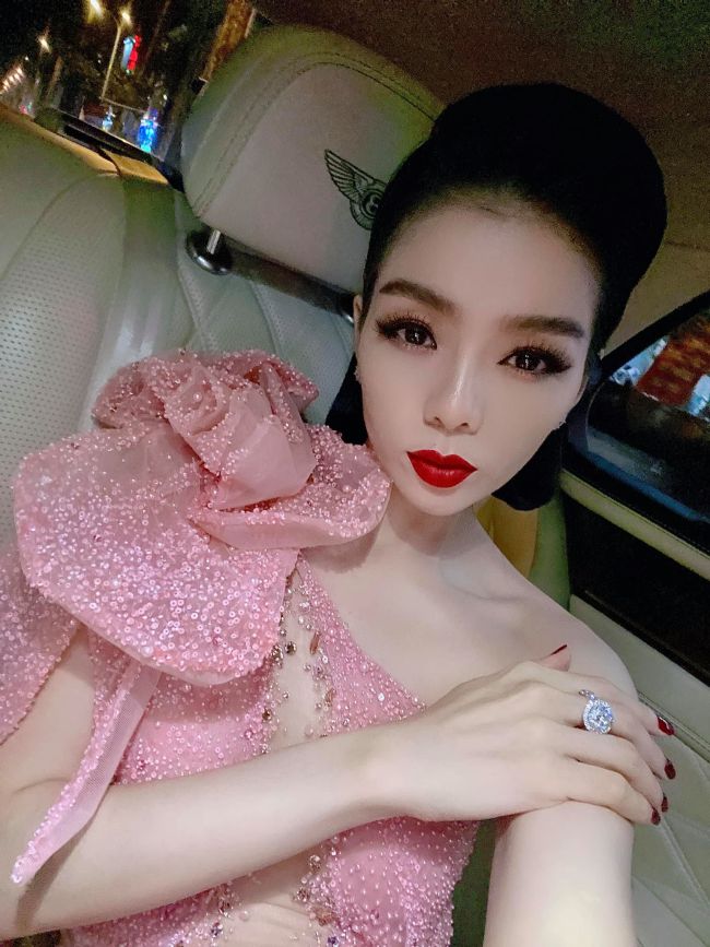 Trong lần tham gia đêm Chung kết Hoa hậu Việt Nam 2020, Lệ Quyên cũng xuất hiện trong bộ đầm lệch vai cực gợi cảm. Thế nhưng chiếc nhẫn kim cương cực khủng trên tay cô mới là điểm nhấn được nhiều người chú ý hơn cả.
