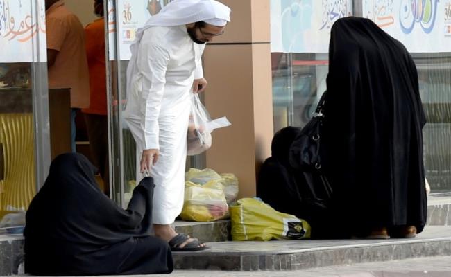 Tại đây, sự bố thí (hay còn gọi là Zakat) là một trong 5 bổn phận của người theo đạo. Do đó, hầu hết người dân ở Dubai luôn sẵn sàng chi tiền cho người ăn xin.
