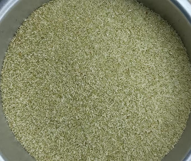 Loại gạo tám thơm bao tử sát rối, vẫn còn màu xanh bên ngoài hạt gạo đang được bán với giá từ 105-110.000 đồng/kg.