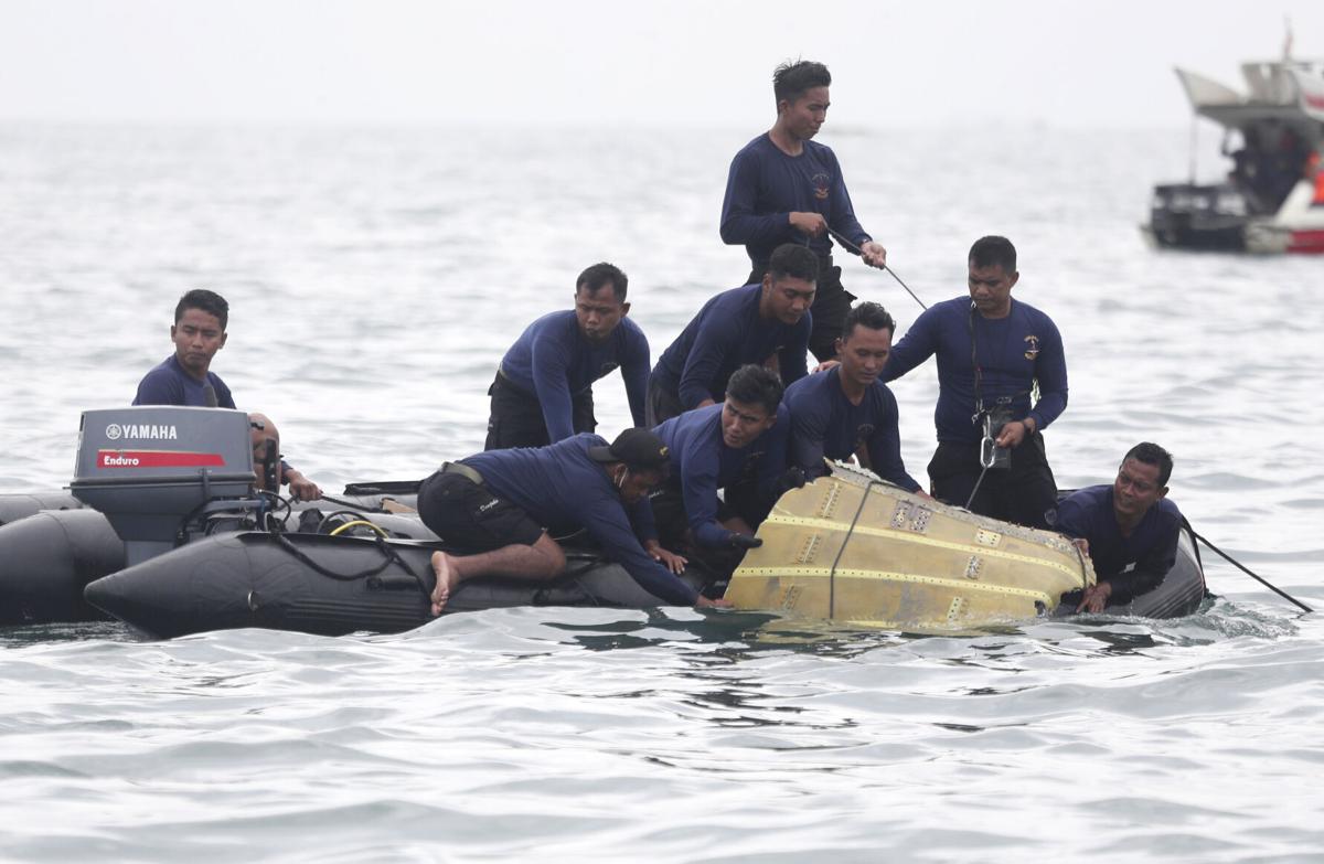 Máy bay Indonesia vỡ nát là do va chạm với nước biển (ảnh: Reuters)