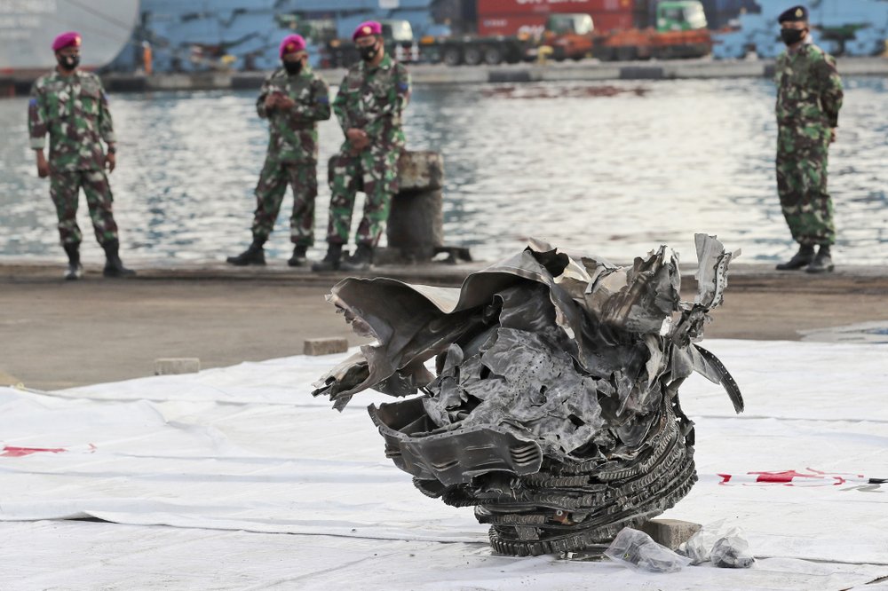 Một phần được cho là của chiếc máy bay Indonesia chở 62 người gặp nạn hôm 9/1. Ảnh: AP&nbsp;