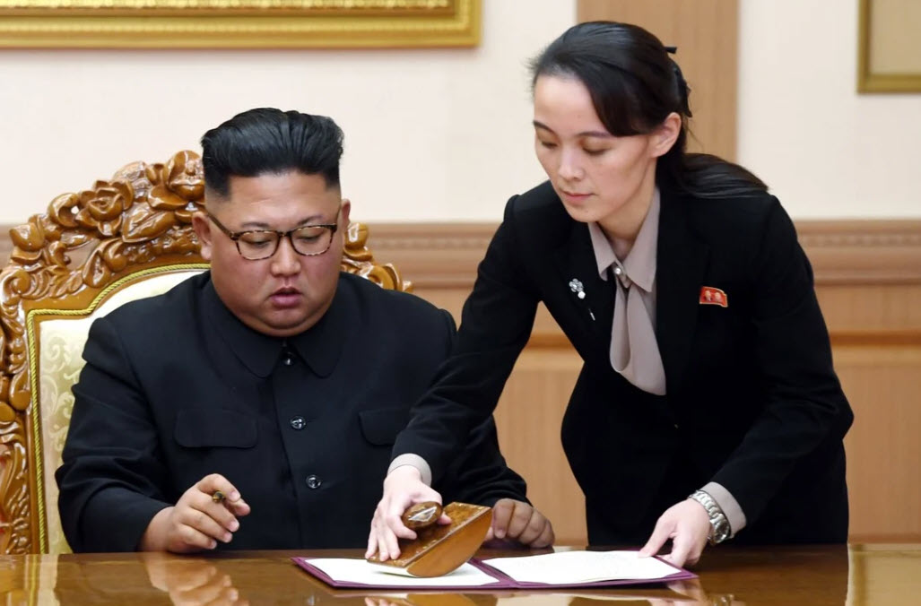 Nhà lãnh đạo Triều Tiên Kim Jong Un và em gái Kim Yo Jong.