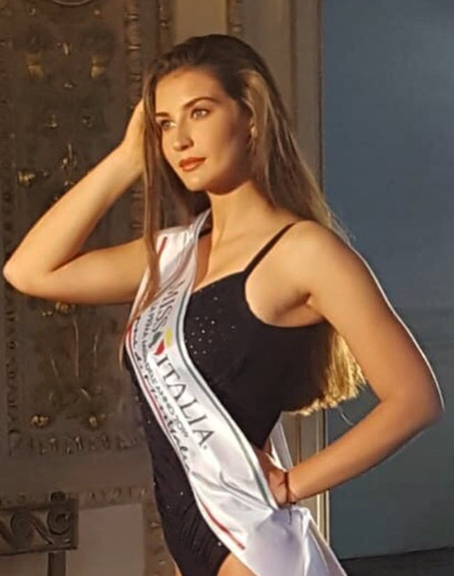 Giovanardi vốn là hoa hậu thực sự. Năm 2019, cô giành ngôi "Hoa hậu đầu tiên trong năm" của Italia.

