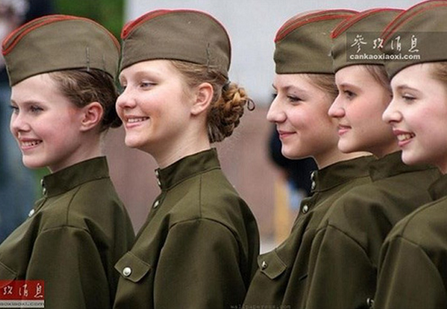 Sau thời kỳ tan rã của nhà nước Xô Viết và chuẩn bị bước vào con đường dân chủ hóa, nước Nga đã quyết định tăng cường sự hiện diện của phái đẹp trong các cơ quan nhà nước lẫn lực lượng vũ trang. Thể hiện sự trân trọng những cống hiến của người phụ nữ Nga trong chiến tranh và cho thấy sự bình đẳng giới của đất nước này.
