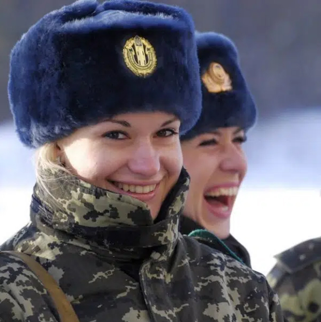 Đứng thứ 2 trong danh sách những đất nước có nữ binh sĩ xinh đẹp phải kể đến Ukraina.
