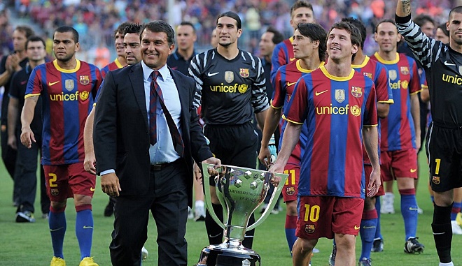 Laporta (áo đen) có mối quan hệ thân thiết với Messi