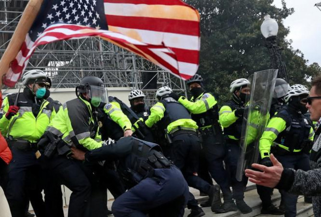 Cảnh sát đối đầu với người biểu tình ngày 6/1 trên Điện Capitol. Ảnh: Reuters