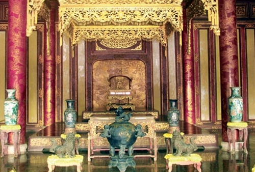 Chiếc ngai vàng cuối cùng của triều Nguyễn tại điện Thái Hòa, Đại nội Huế.