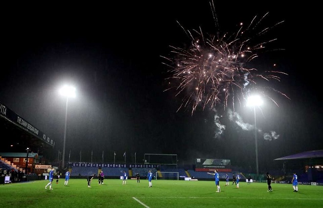 CĐV Stockport bắn pháo hoa bên ngoài SVĐ Edgeley Park