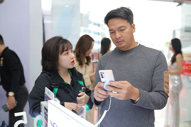 Khách hàng nhận OPPO Reno5 đầu tiên trong ngày mở bán thích thú với phiên bản Bạc Đa Sắc.