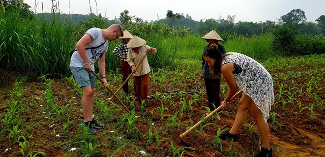 Du khách&nbsp;trải nghiệm cuộc sống cùng bà con.