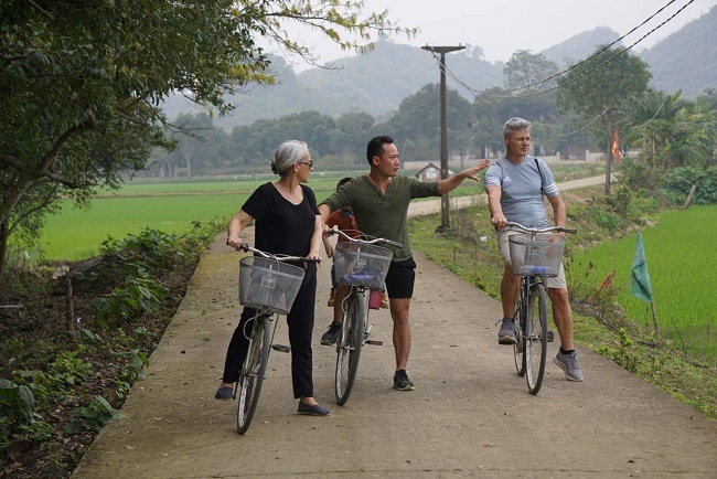 Anh Thành đã làm du lịch cộng đồng thông qua việc dẫn khách "Tây về làng", trải nghiệm cuộc sống thôn quê.