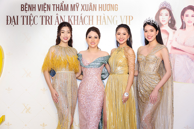 Á hậu Phương Anh (ngoài cùng bên phải) tỏa sáng cùng Hoa hậu doanh nhân Xuân Hương, Hoa hậu Đỗ Mỹ Linh cùng người đẹp thể thao Phù Bảo Nghi