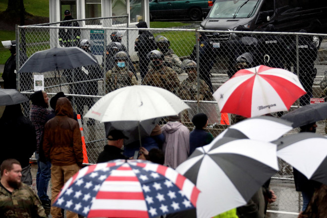 Đám đông biểu tình đối mặt Vệ binh Quốc gia Washington ở thủ đô Washington – Mỹ hôm 11-1 Ảnh: REUTERS