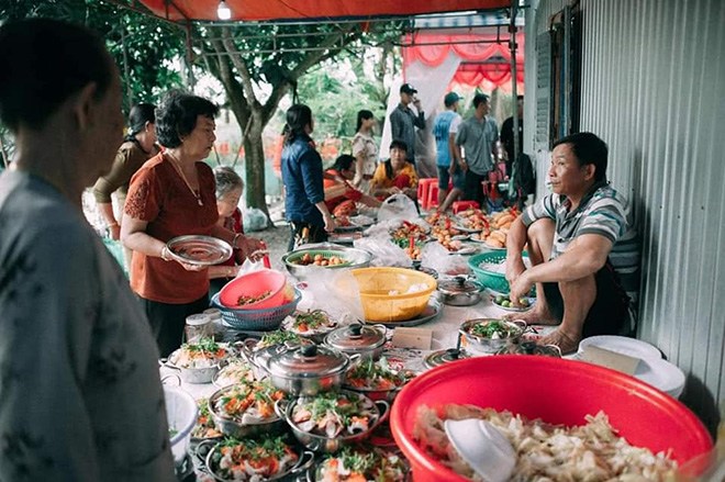 Trời dần sáng cũng là lúc cỗ bàn được người dân chuẩn bị xong xuôi.