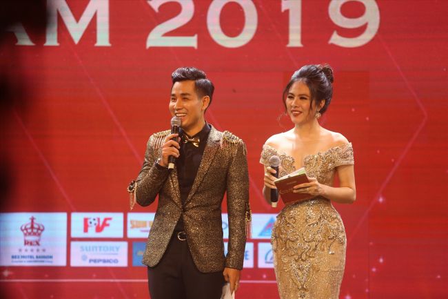 Tại lễ trao giải Quả bóng vàng Việt Nam 2019, Vân Trang và Nguyên Khang đảm nhận vị trí MC. Vân Trang cho biết cô rất vinh dự khi đảm nhận công việc này.
