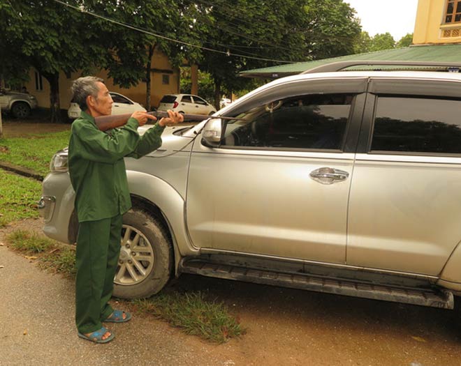 Ma Thanh Toan thực nghiệm lại hành vi nổ súng bắn chết anh Hưng qua khe kính ô tô.