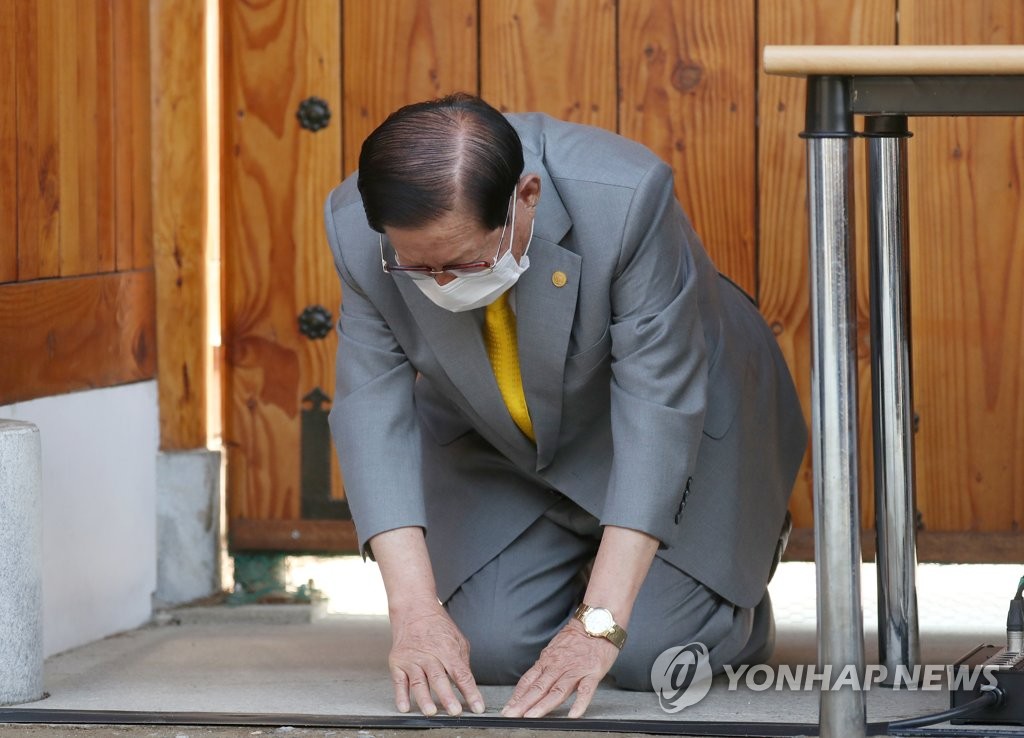 Lee Man Hee – giáo chủ Tân Thiên Địa quỳ gối xin lỗi người dân Hàn Quốc (ảnh: Yonhap)