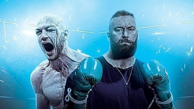Bjornsson (phải) đấu với võ sĩ Boxing chỉ nặng bằng 1/2 cơ thể anh