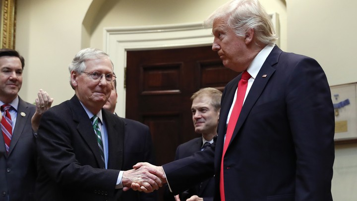 Lãnh đạo phe Cộng hòa ở Thượng viện, Mitch McConnell (trái) và Tổng thống Mỹ Donald Trump là hai nhân vật quyền lực nhất của đảng Cộng hòa.