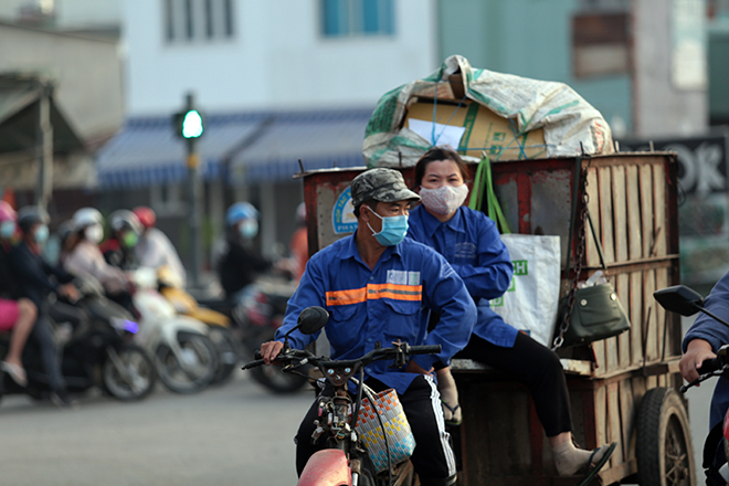 &nbsp;Người lao động co ro trên đường phố Sài Gòn lúc sớm