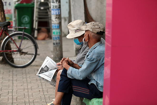 “Không khí Sài Gòn hôm nay lạnh hơn hôm qua, không hiểu sao hôm nay cảm nhận được cái lạnh. Những ngày trước mát mẻ vào buổi sáng, đến 7h thì nắng lên thì nhiệt độ tăng, hôm nay thì thời điểm này vẫn còn se lạnh”, theo Đài khí tượng thủy văn khu vực Nam Bộ, nhiệt độ tại TP.HCM trong những ngày từ 21-32 độ C.