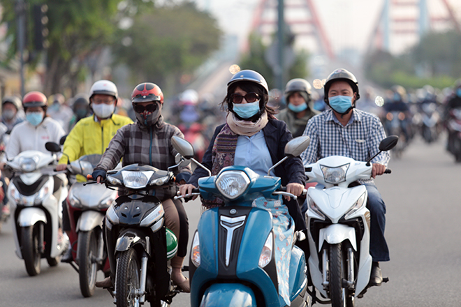 Với nền nhiệt như vậy nên sáng sớm nay trên nhiều tuyến đường của Sài Gòn rất nhiều cô gái, phụ nữ mặt áo ấm choàng khăn len ra đường.