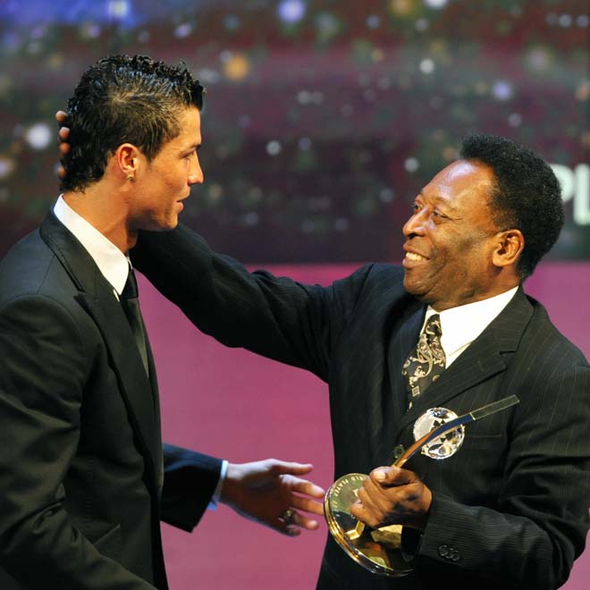 Ronaldo được trao giải Cầu thủ xuất sắc nhất thế giới 2008 từ "Vua bóng đá" Pele