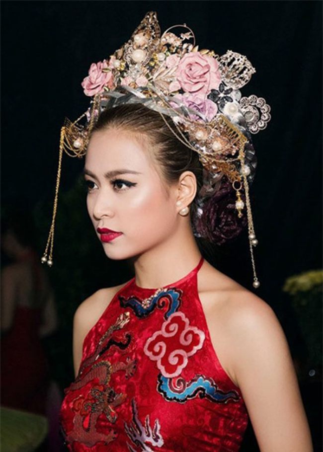 Cận cảnh vai gầy mảnh mai, gợi cảm của Hoàng Thuỳ Linh trong trang phục váy yếm.
