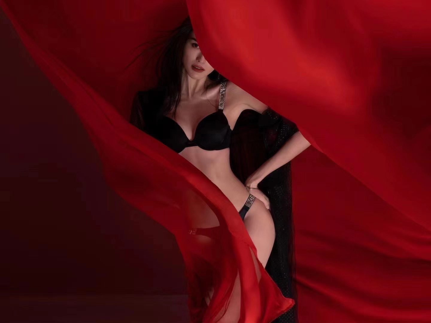 Quảng cáo của Victoria's Secret ngập tràn sắc đỏ mang nghĩa may mắn trong văn hóa phương Đông.