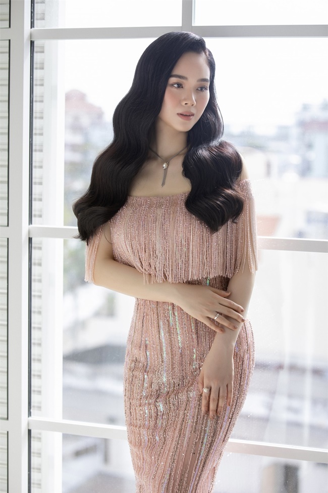 Trong bộ đầm kim sa màu hồng với đường cắt tinh tế của Lê Thanh Hòa, Mai Phương khoe sắc vóc căng đầy, quyến rũ.


