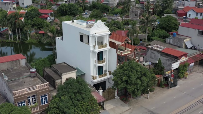 Đây là căn nhà 4 tầng màu trắng tọa lạc ở Thái Bình của nam Youtuber được nhiều người biết đến.

