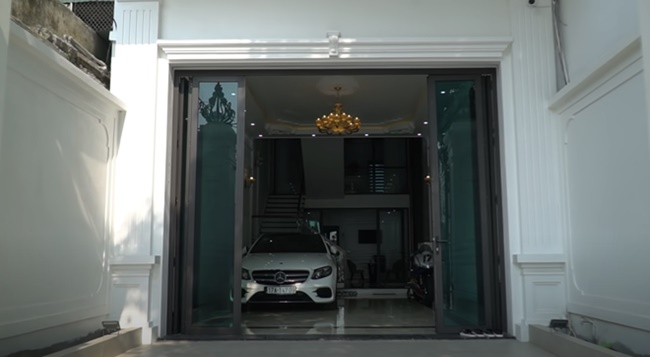 Thành Nam cũng sở hữu một chiếc xe Mercedes và một xe máy phân khối lớn. 
