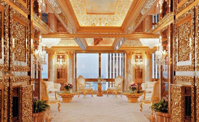 Ông Trump sở hữu căn penthouse tại Trump Tower ngay giữa trung tâm Manhattan trị giá 54 triệu USD. Theo Forbes. Căn penthouse được trang trí bằng vàng 24 carat và lát đá cẩm thạch, tổng trị giá lên tới 100 triệu USD.
