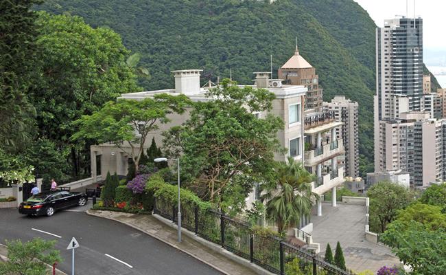 Tuy nhiên, ông lại sẵn sàng chi bộn tiền cho mảng bất động sản. Năm 2015, ông đã mua một ngôi nhà tại khu dân cư đắt đỏ nhất ở HongKong với giá khoảng 191 triệu USD.
