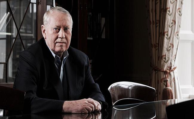 &nbsp;Tỉ phú Chuck Feeney cũng là 1 trong những tên tuổi đình đám từng ghé thăm Việt Nam vào năm 1998. Ông đã gây dựng khối tài sản khổng lồ sau khi đồng thành lập Duty Free Shoppers - tập đoàn vận hành hơn 420 cửa hàng miễn thuế tại 11 sân bay quốc tế.
