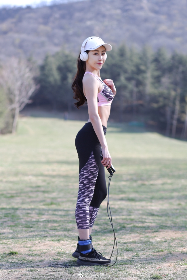Cô tập đa dạng nhiều bộ môn từ gym, yoga, đạp xe đến chơi golf để xây dựng vóc dáng.
