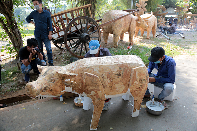 Đường hoa năm nay sẽ mở cửa phục vụ nhu cầu du xuân, thưởng ngoạn của người dân và du khách từ 19h ngày 9/2 đến 21h ngày 15/2/2021 (tức từ 28 tháng Chạp đến Mùng 4 Tết). Thời gian thi công sẽ diễn ra từ ngày 25/1 đến 16h ngày 9/2/2021 (tức từ ngày 13 đến 28 tháng Chạp). Theo Ban tổ chức, Đường hoa Nguyễn Huệ Tết Tân Sửu sẽ có những đổi mới về bố cục cảnh quan so với các năm trước khi phân luồng giao thông rõ hơn, với lối đi hai bên tạo nên sự thuận tiện dành cho khách thưởng ngoạn. Đồng thời, có những đại cảnh tập trung thành một không gian trung tâm, tạo sự mới lạ và hiệu ứng hoành tráng.