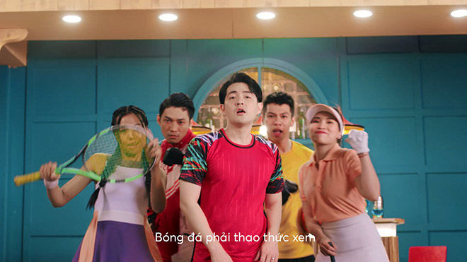 Ông Cao Thắng hoá thân thành fan bóng đá trong MV