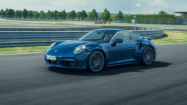 2. Porsche 911 Turbo S 2021 (thời gian tăng tốc từ 0-96 km/h: 2,2 giây)
