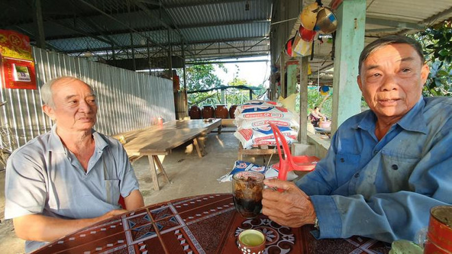 Các nông dân bị thiệt hại cá chết do sét đánh bàn chuyện làm cột thu lôi.&nbsp; Ảnh: TRẦN VŨ