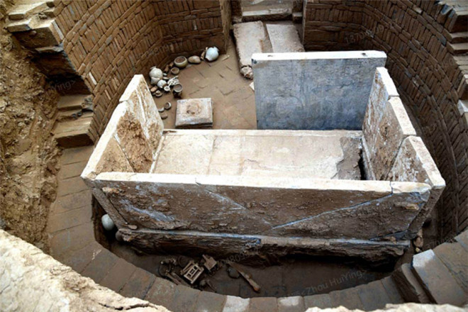 Cận cảnh chiếc "giường quan tài làm bằng cẩm thạch được đặt giữa hầm mộ được xây cất công phu - Ảnh: China Daily