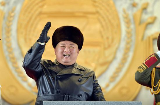 Nhà lãnh đạo Kim Jong Un trong&nbsp;lễ duyệt binh ở Quảng trường Kim Nhật Thành ở Bình Nhưỡng. Ảnh: Reuters.