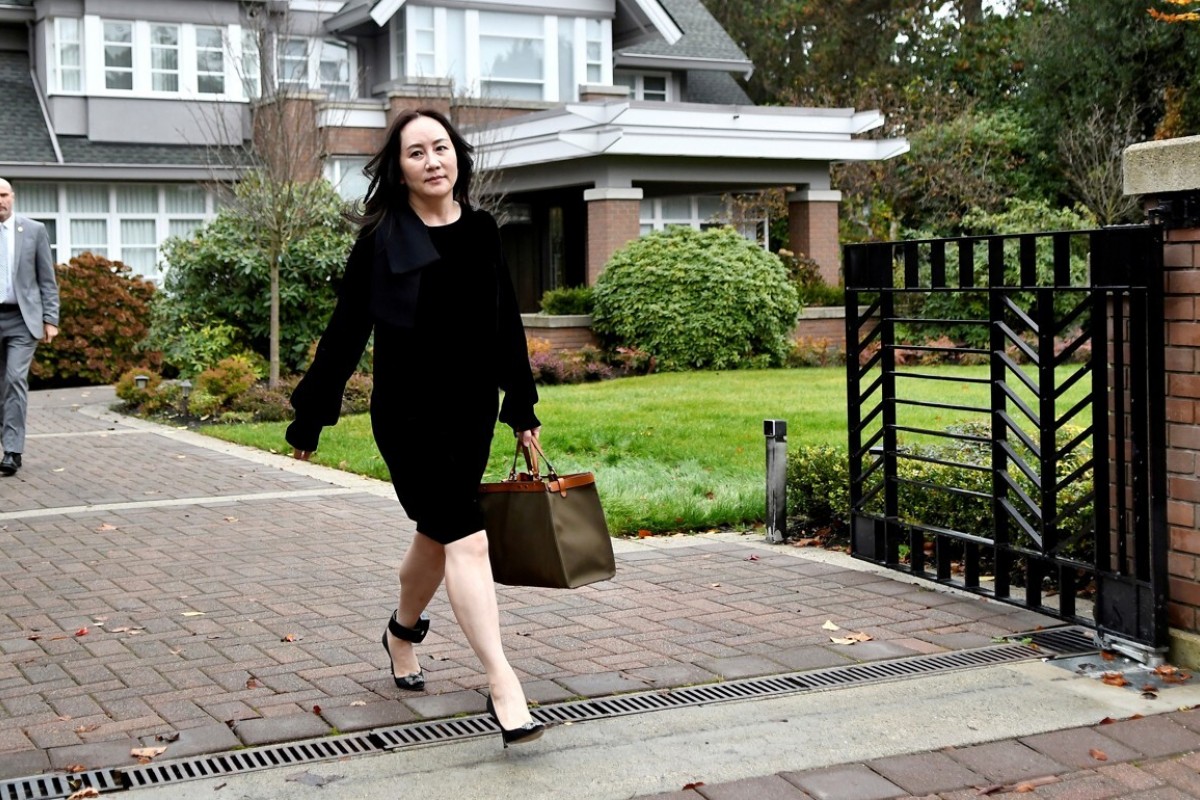 Mạnh Vãn Châu rời khỏi căn biệt thự xa xỉ ở Vancouver (ảnh: New York Times)