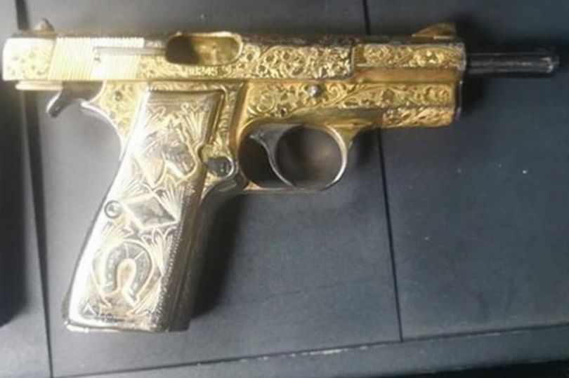 Khẩu súng vàng bị cảnh sát Mexico thu giữ.