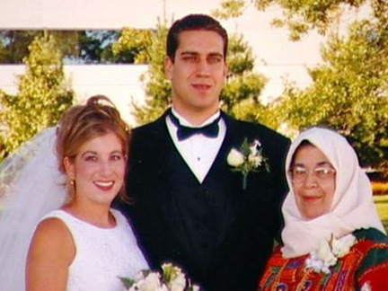 Hai vợ chồng Yazeed Essa và Rosemarie Essa trong ngày cưới.