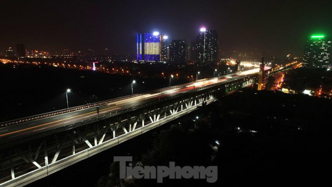 Cầu Thăng Long lung linh về đêm.