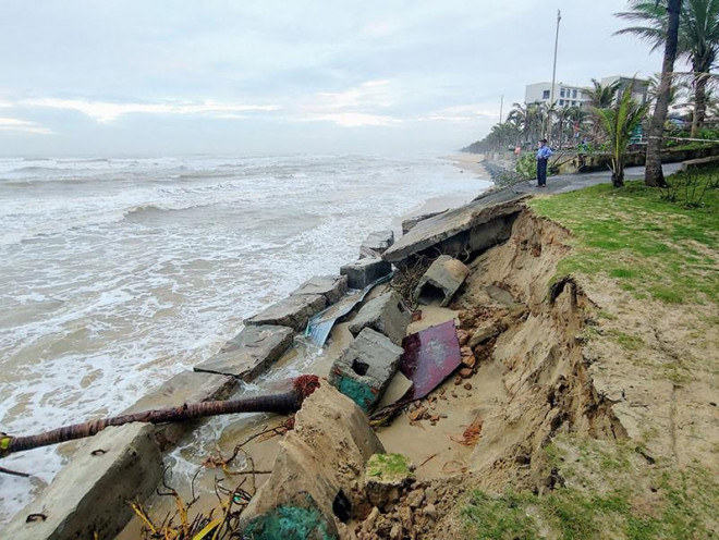 Bờ biển thuộc quận Ngũ Hành Sơn xói lở nghiêm trọng từ cuối tháng 12-2020. Ảnh: TẤN VIỆT
